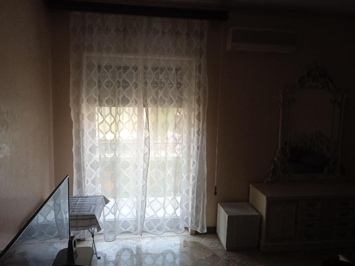 White Room, Stanza Matrimoniale In Zona Centrale Habitación en casa particular
