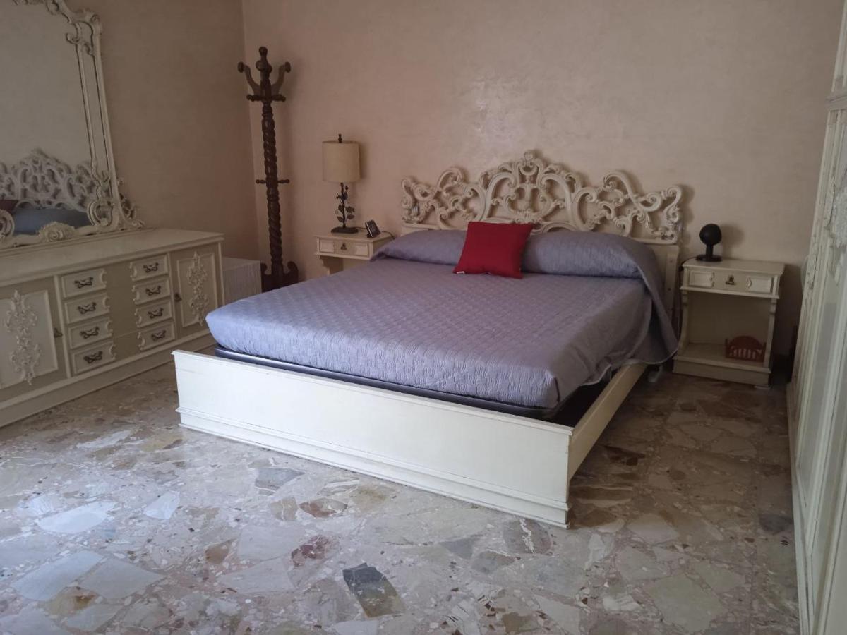 White Room, Stanza Matrimoniale In Zona Centrale Habitación en casa particular Syracuse